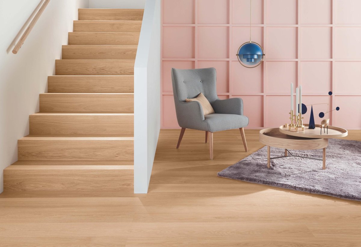 Деревянные панели на лестнице