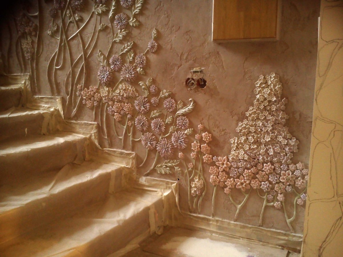 Барельеф на стене лестницы