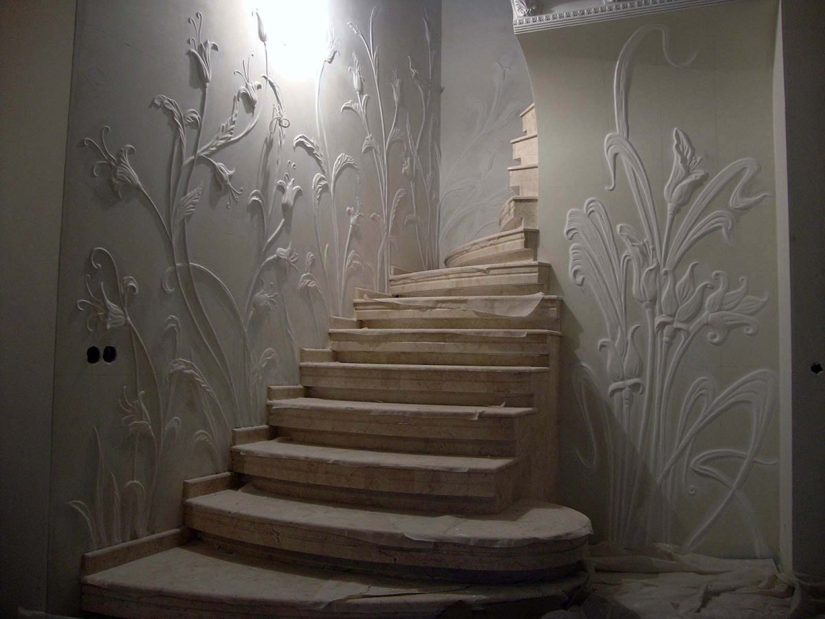 Барельеф фото работы на лестнице в доме