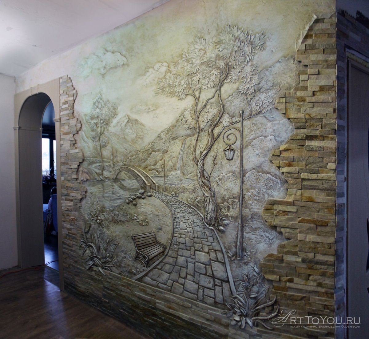 Барельеф на стене услуги