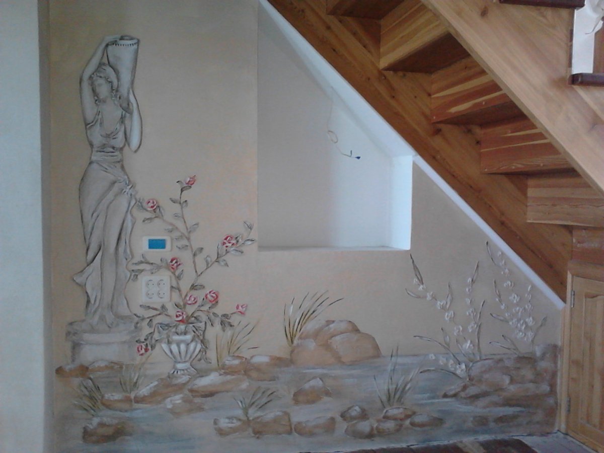 Барельеф на лестнице в частном доме