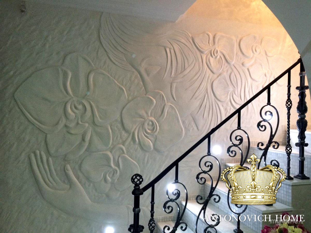 Барельеф на лестничной площадке