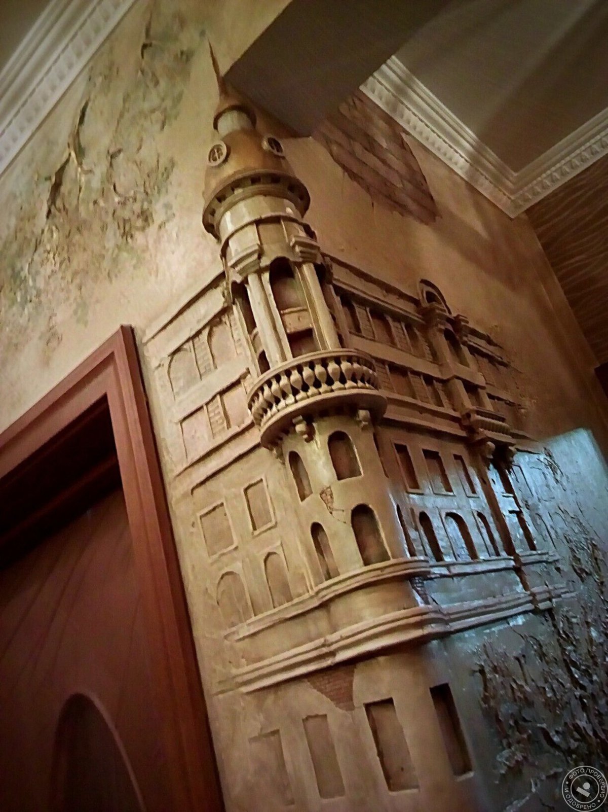 Барельеф на стене лестницы