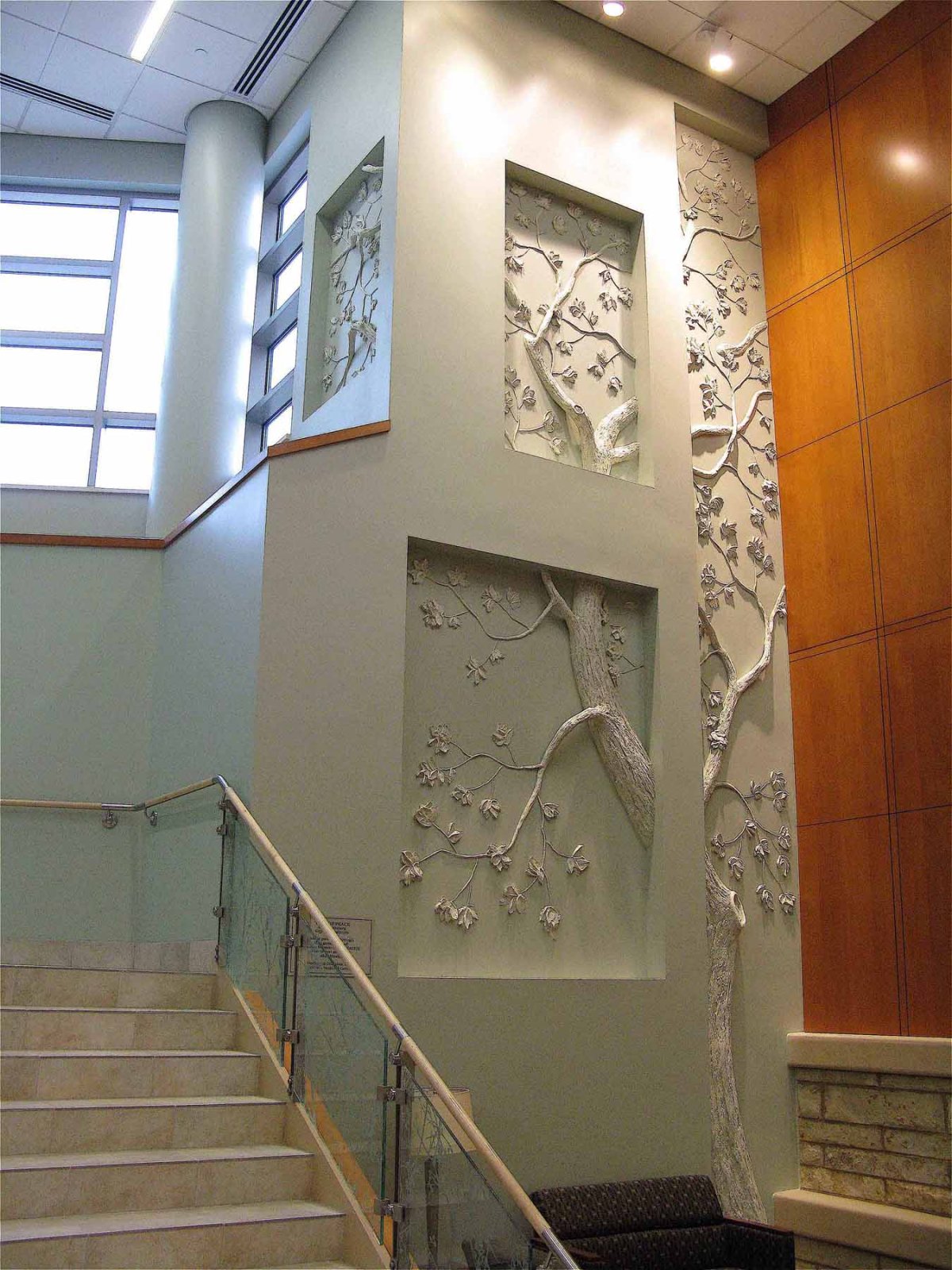 Барельеф на лестнице