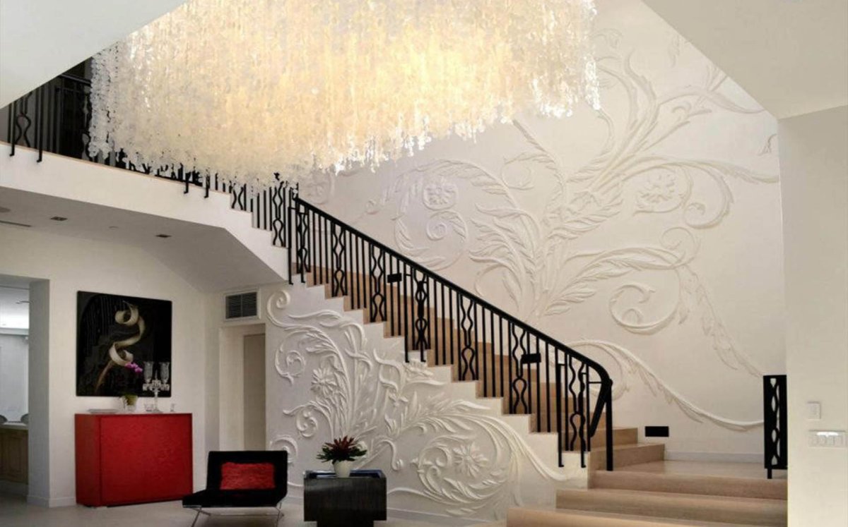 Барельеф на лестничном марше