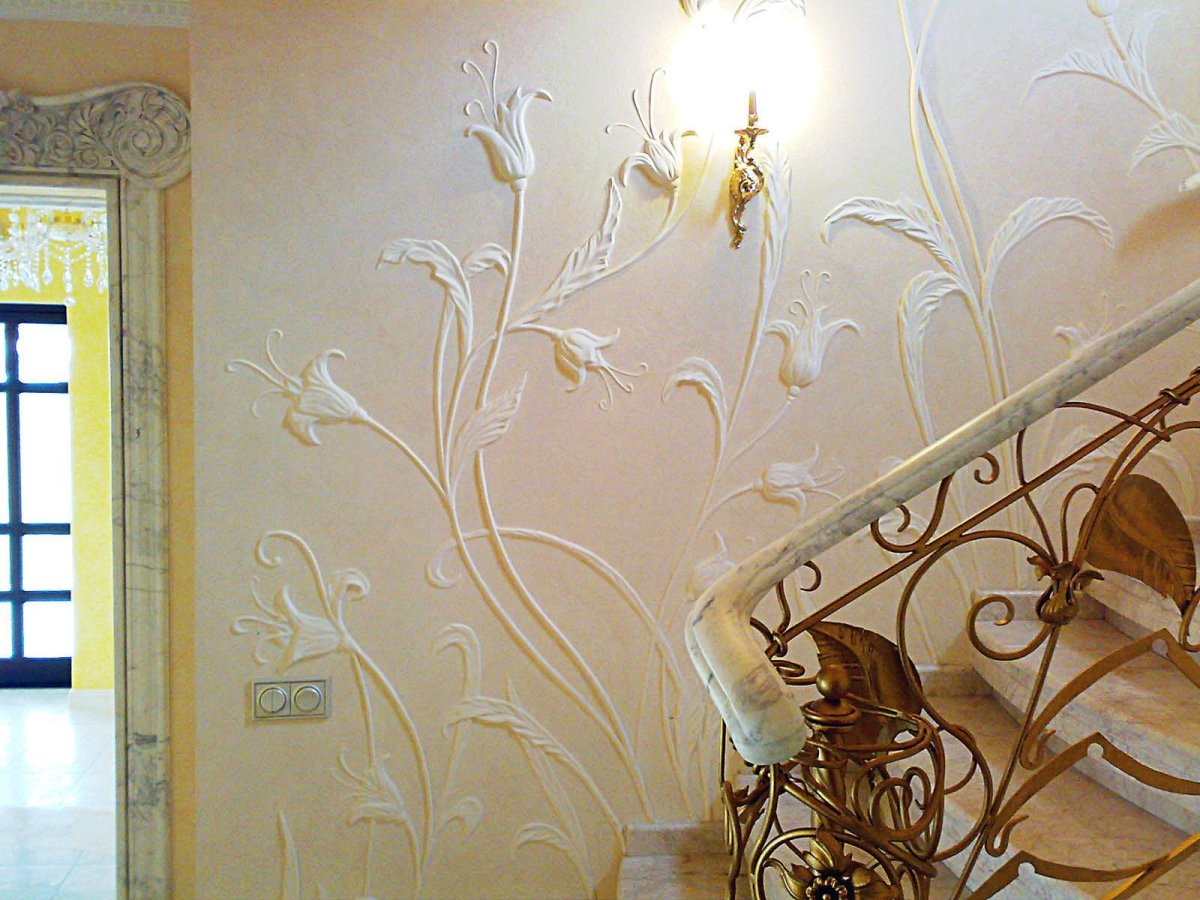 Барельеф на лестнице