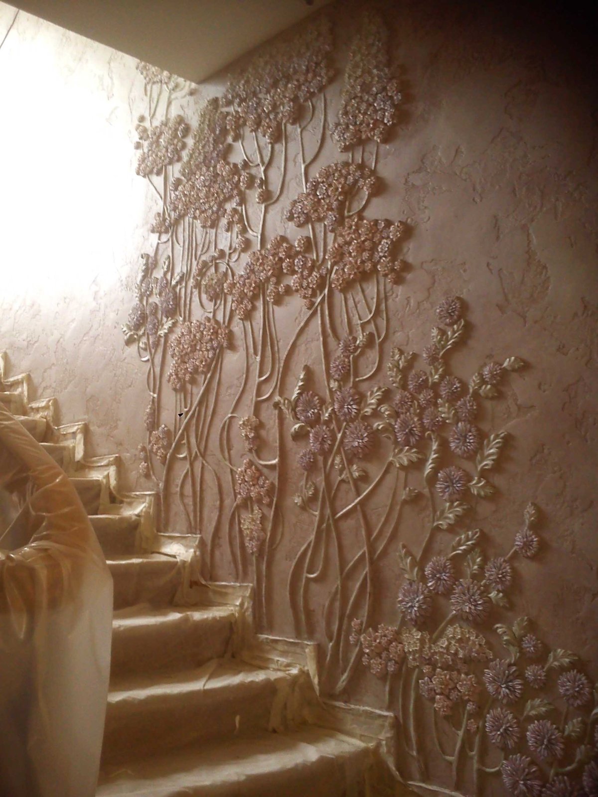 Барельеф на лестнице