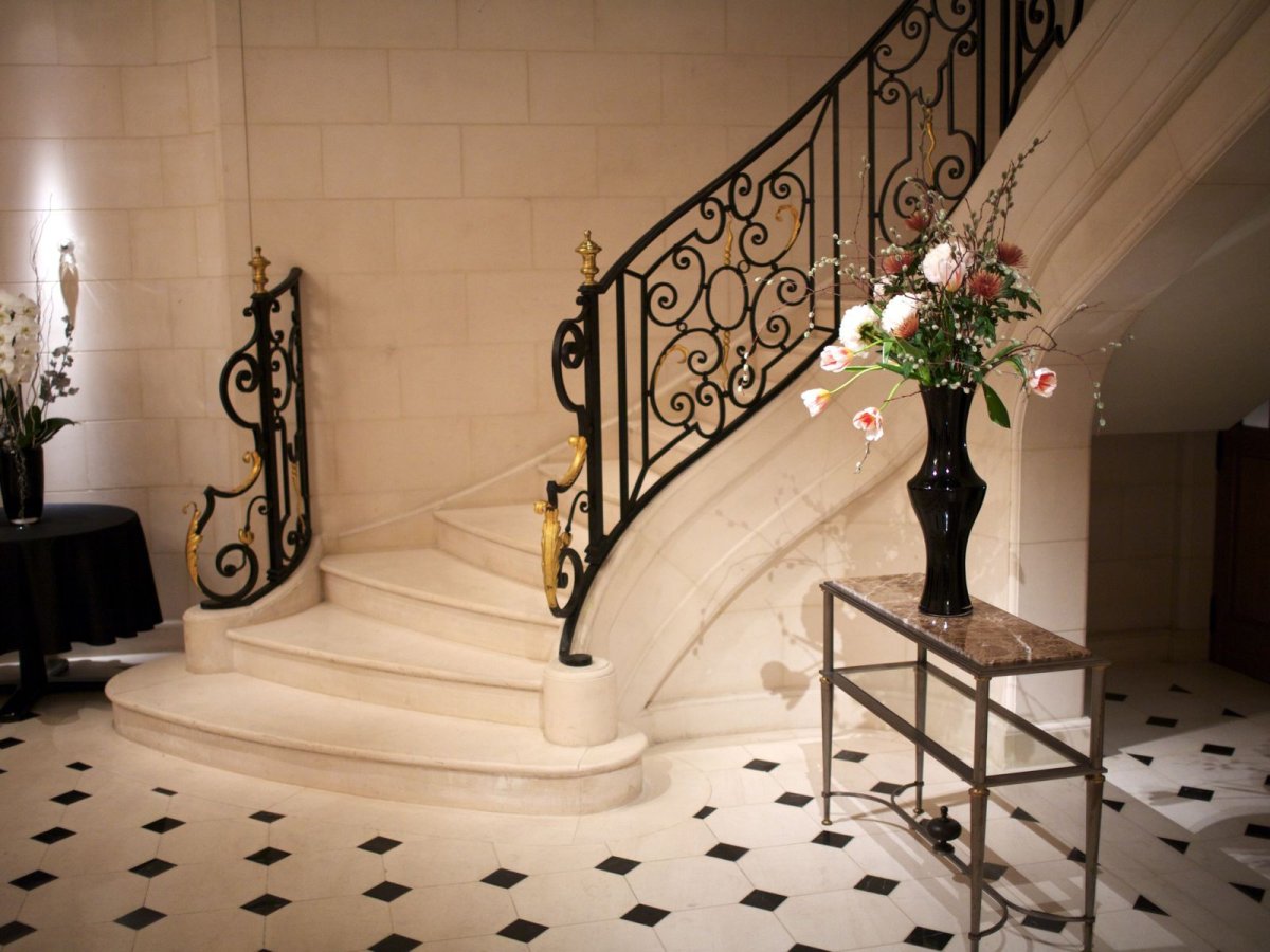 Лестница деревянная черно белая