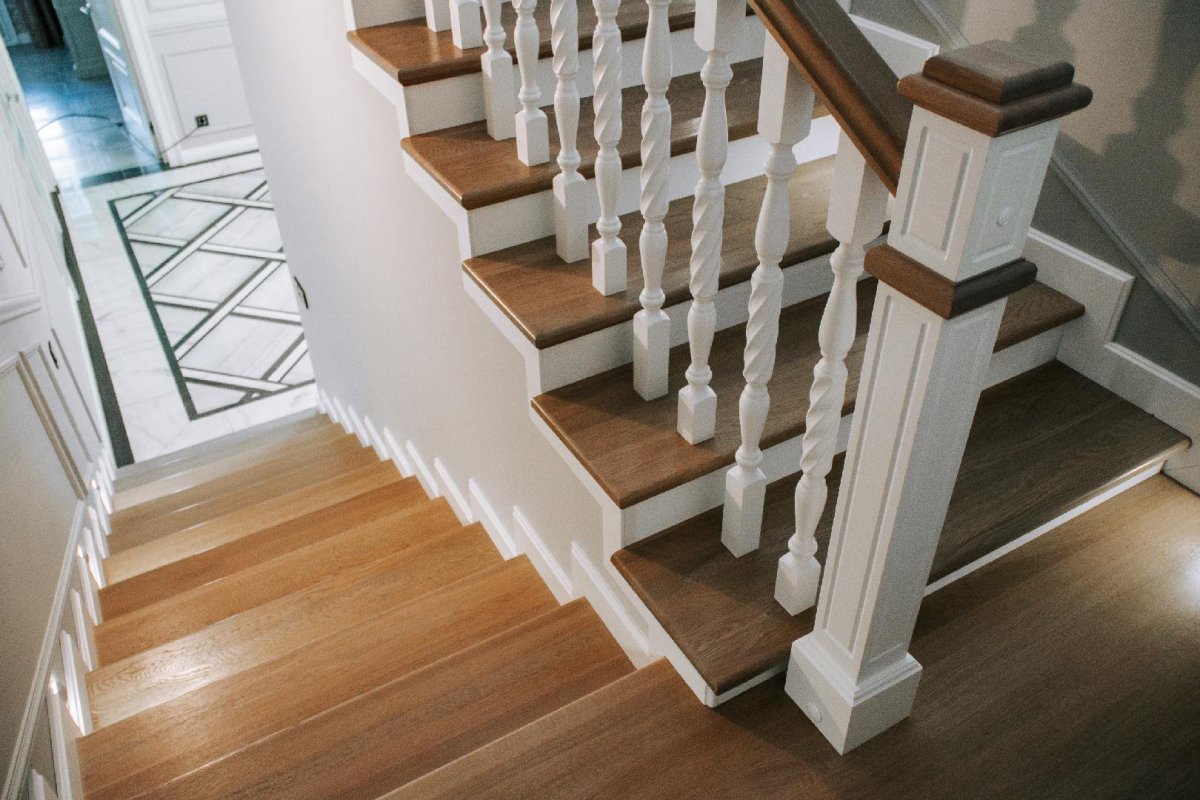 Отделка деревянной лестницы в частном доме