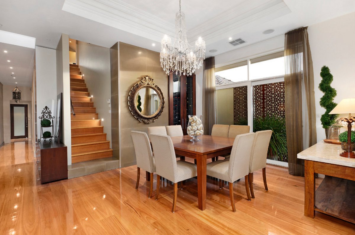 Гостиная столовая с лестницей