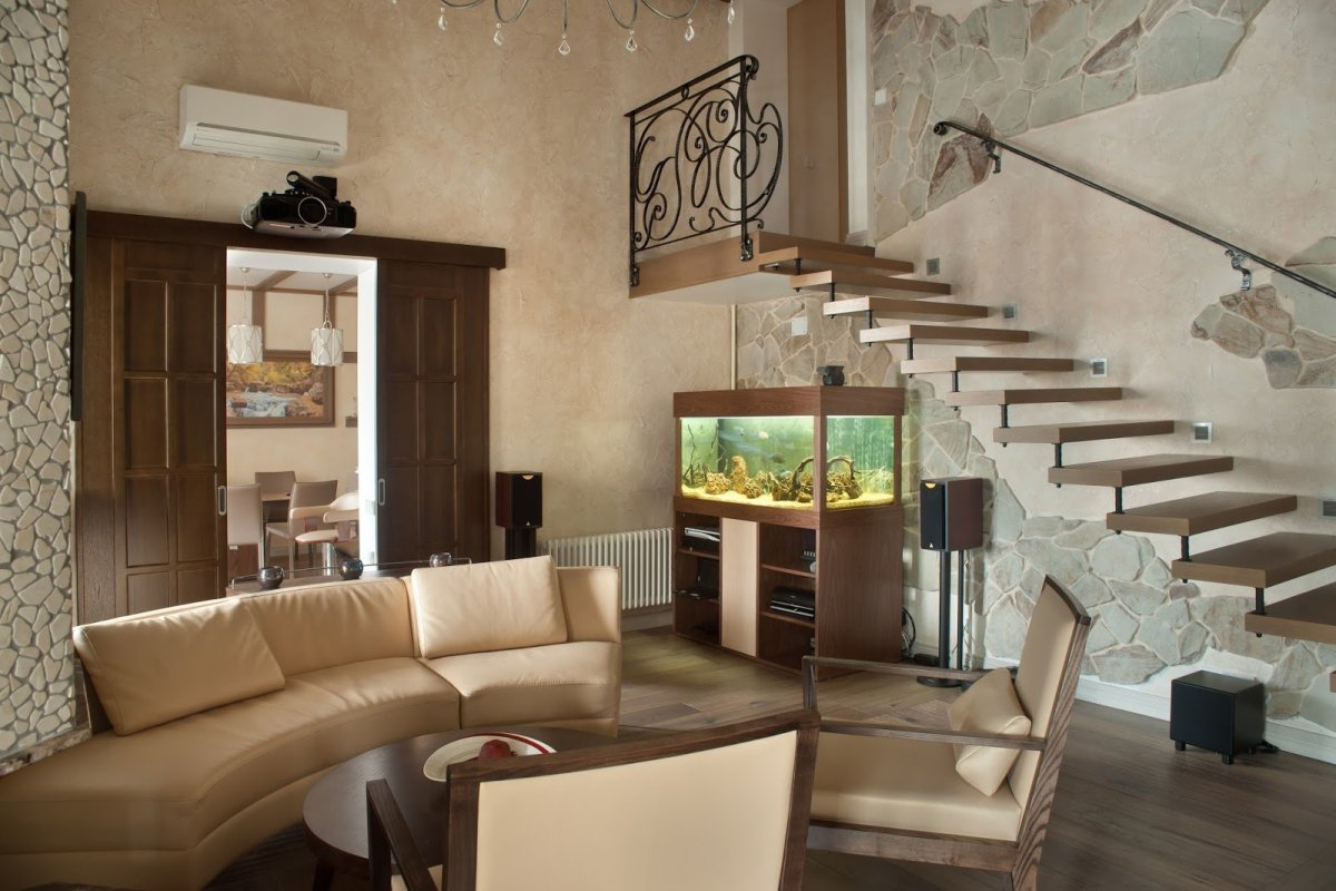 Кухня гостиная с лестницей