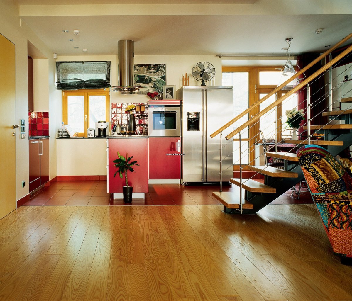 Кухня гостиная разделенная лестницей