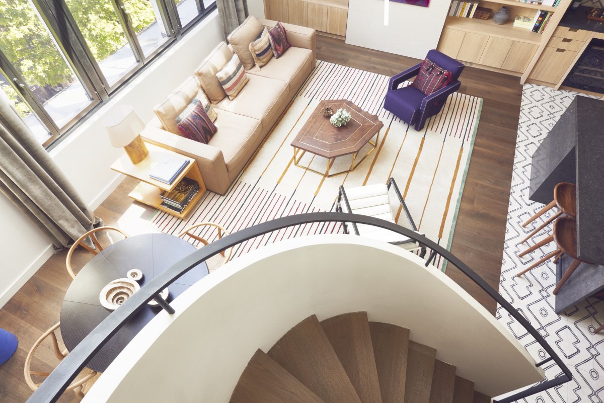 Кухня столовая с лестницей