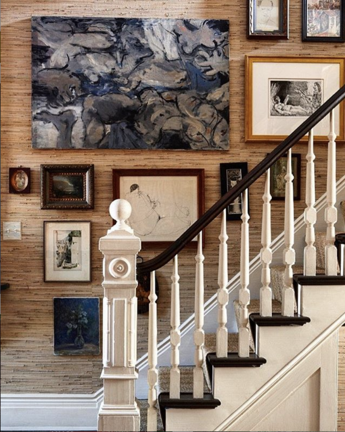 Молдинги для стен в интерьере лестницы