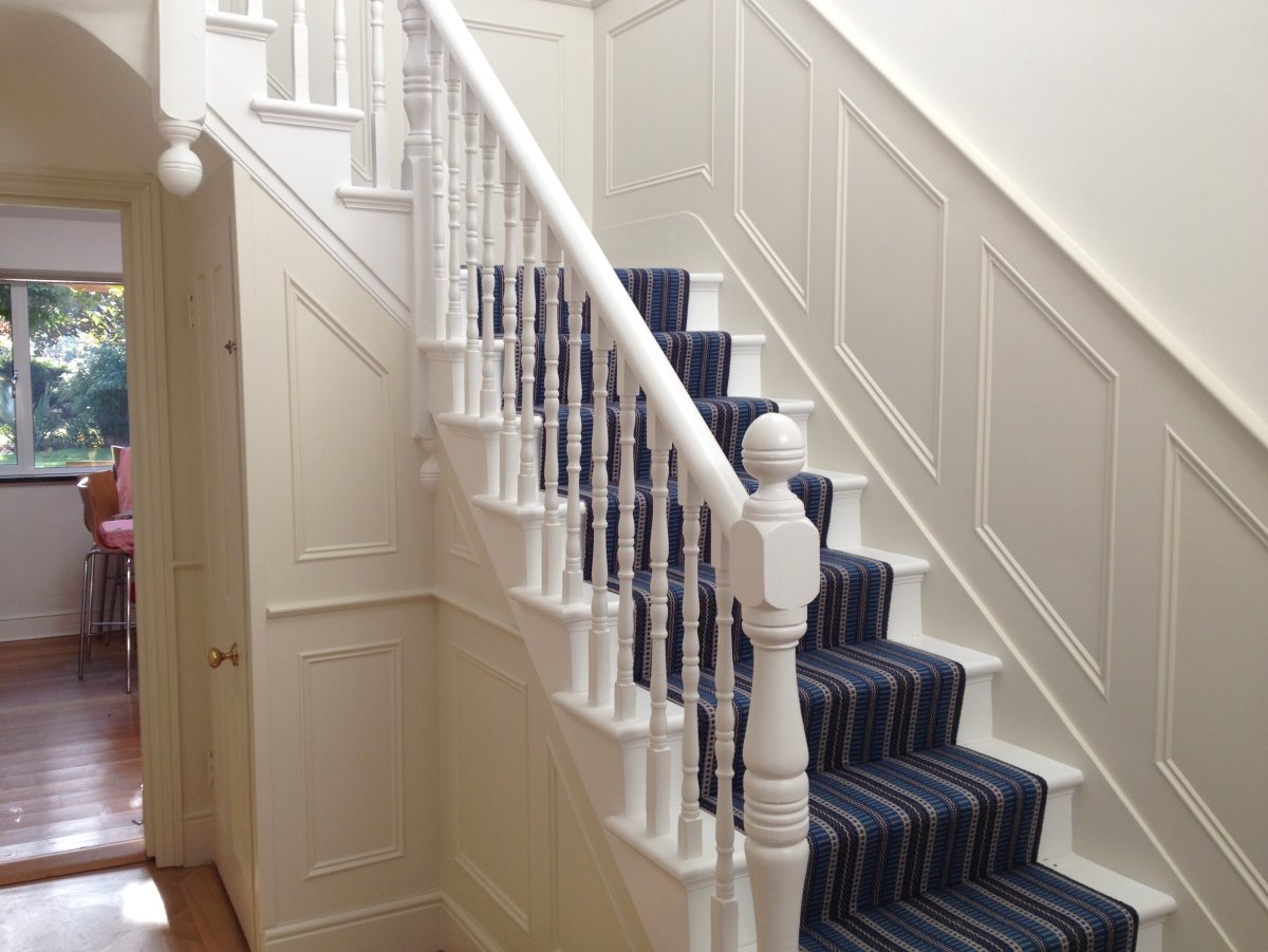 Деревянные панели на лестнице