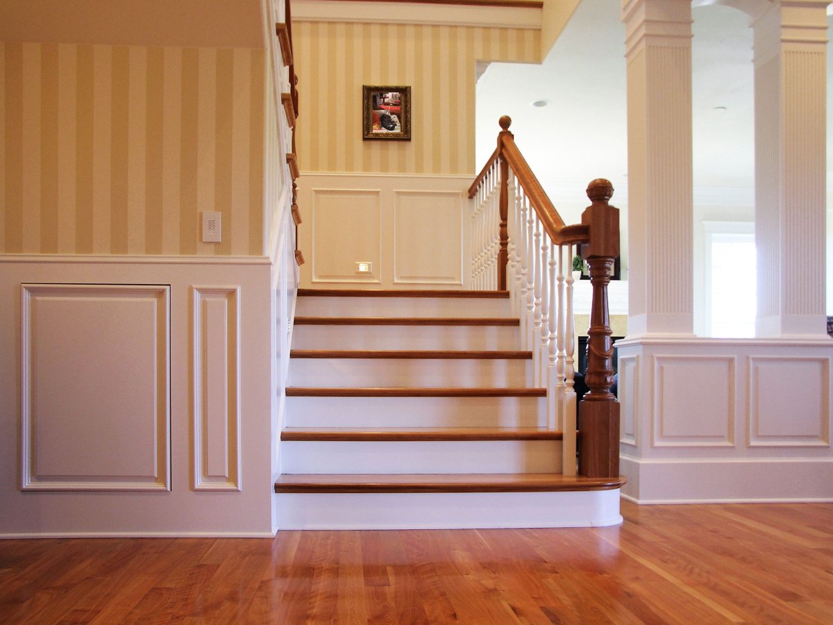 Деревянные панели на лестнице