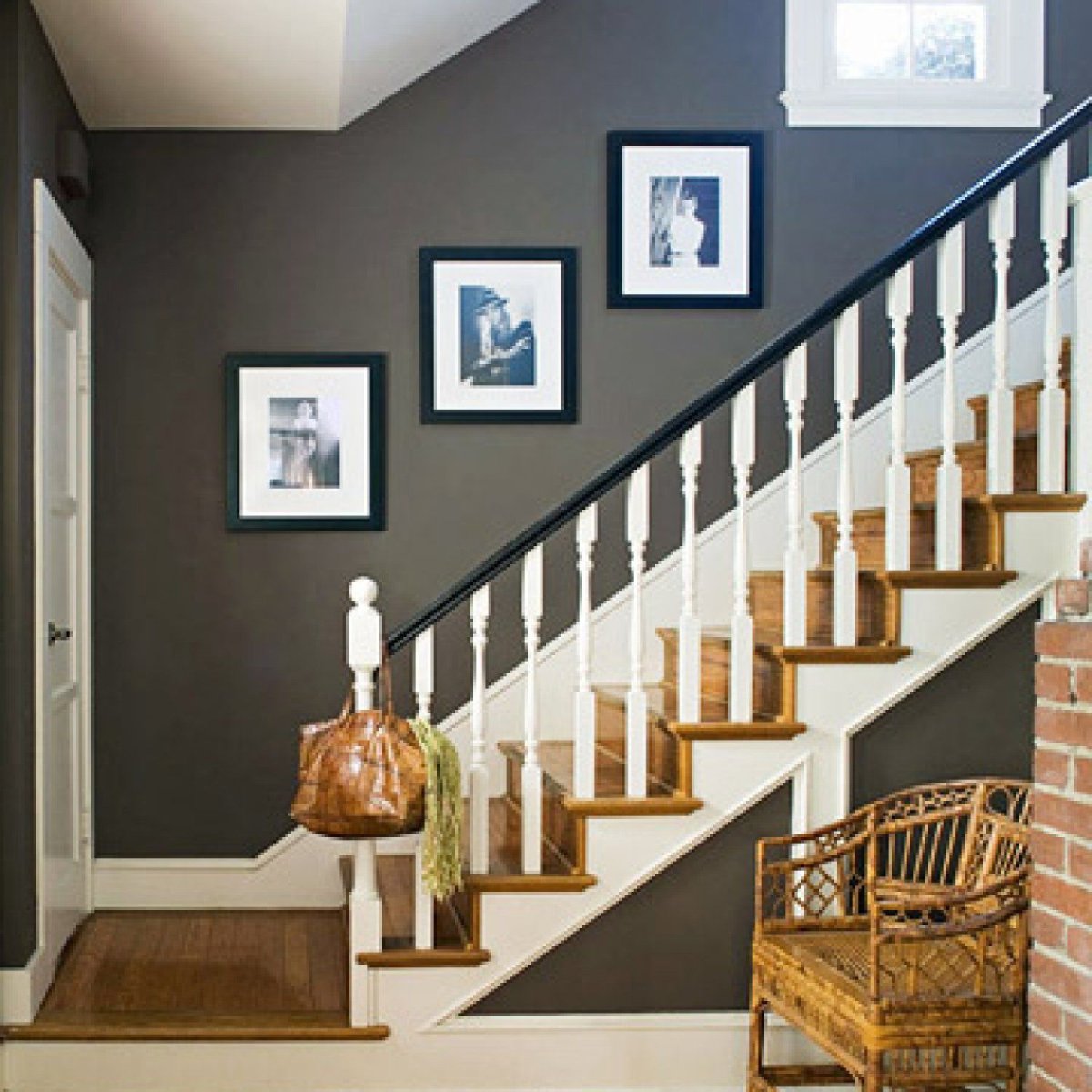 Декор стены у лестницы