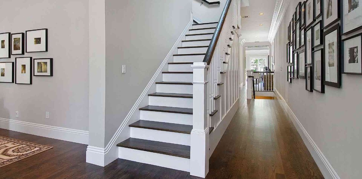 Стеновые панели вдоль лестницы