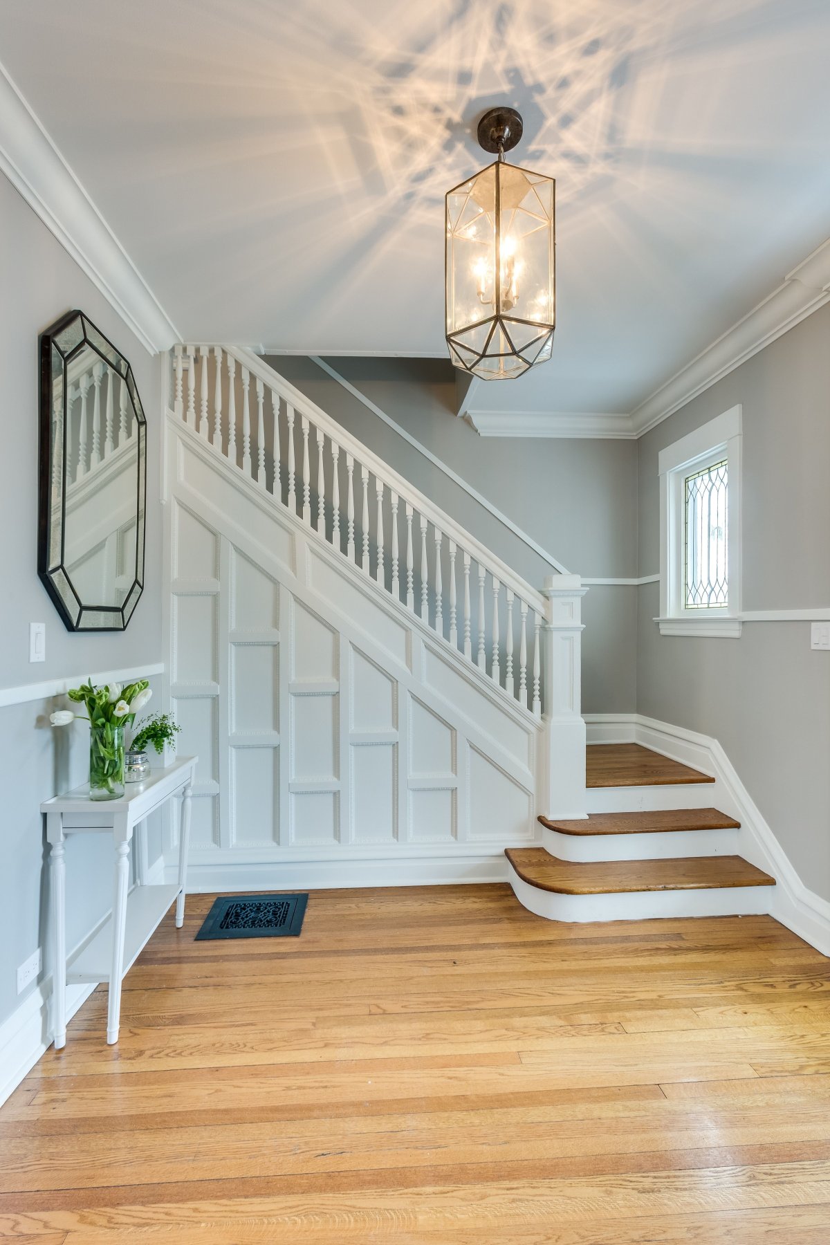 Молдинги на стенах вдоль лестницы