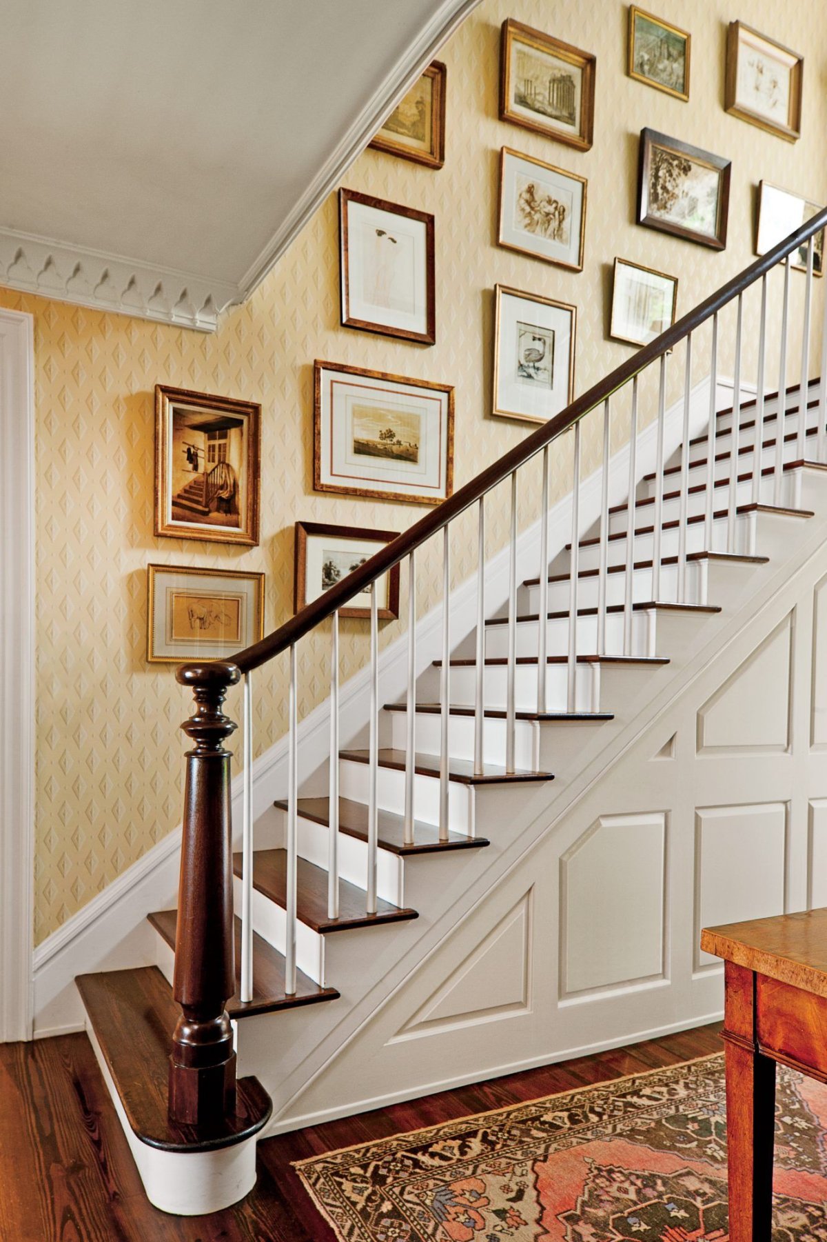 Декор стен вдоль лестницы