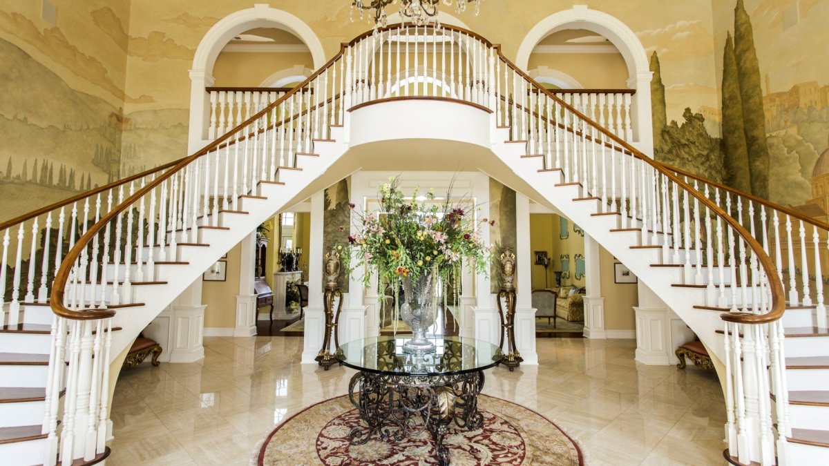 Холл лестницы ресторана