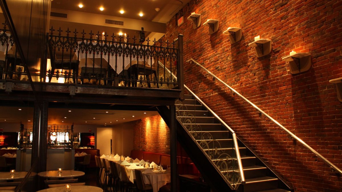 Парадная лестница загородный дом