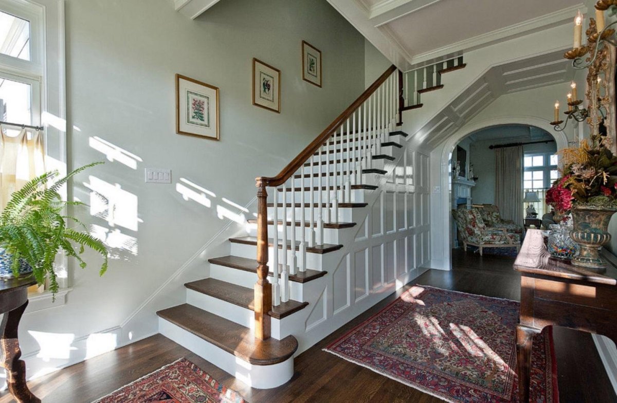 Белая лестница в коттедже