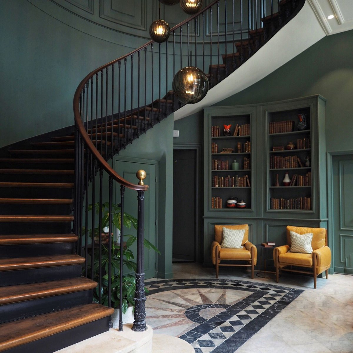 Интерьер комнаты с лестницей