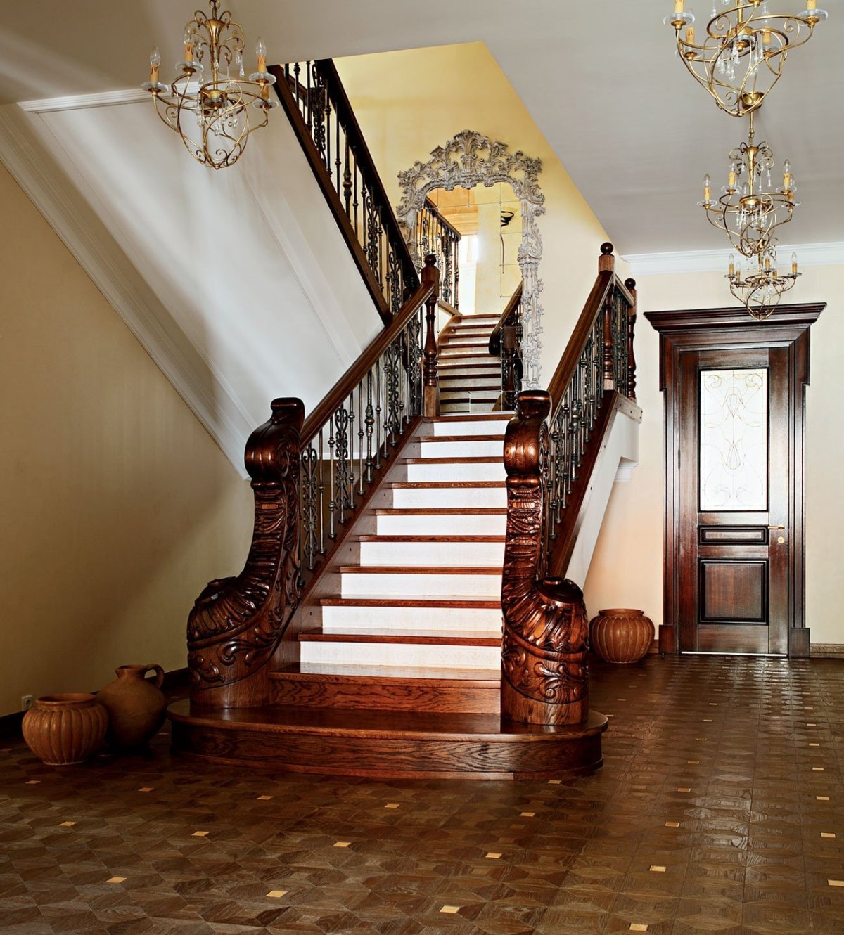Деревянная лестница в классическом стиле
