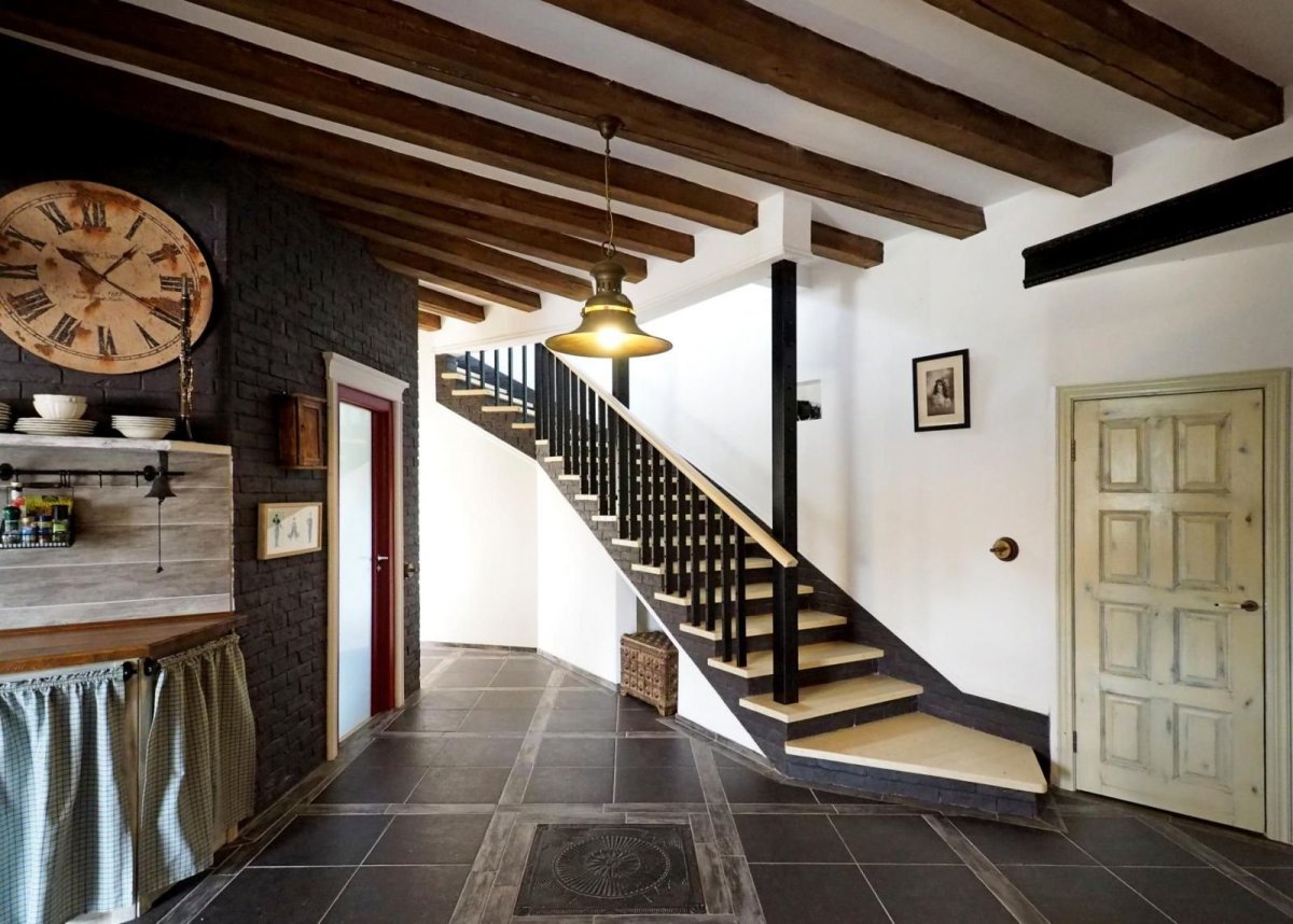 Интерьер лестницы в частном доме