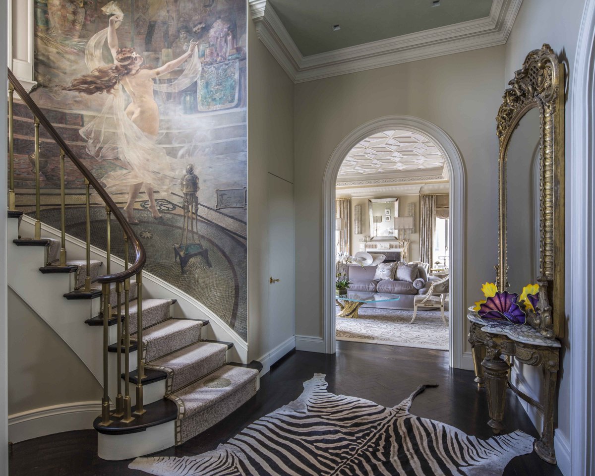 Шикарная лестница в пентхаусе