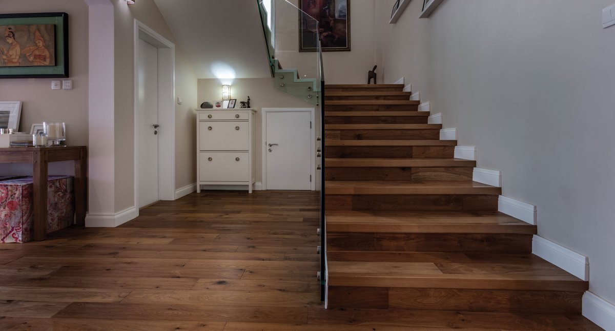 Лестница обшитая паркетом