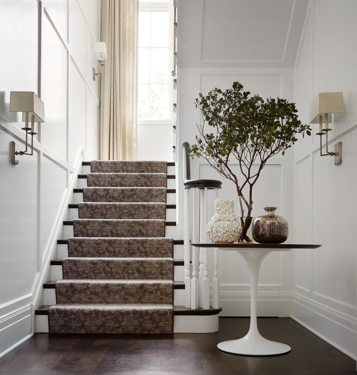 Декор вдоль лестницы