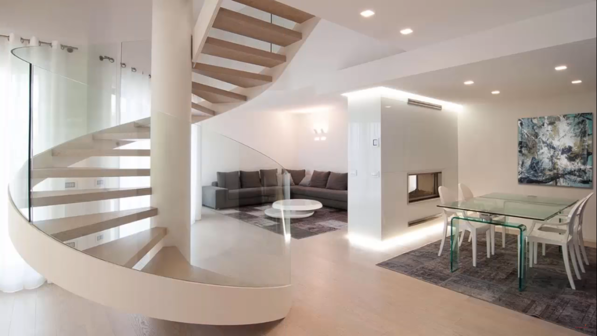 Лестница посреди гостиной