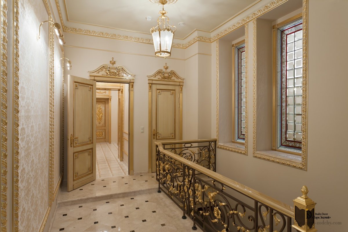 Лепнина на лестнице в интерьере