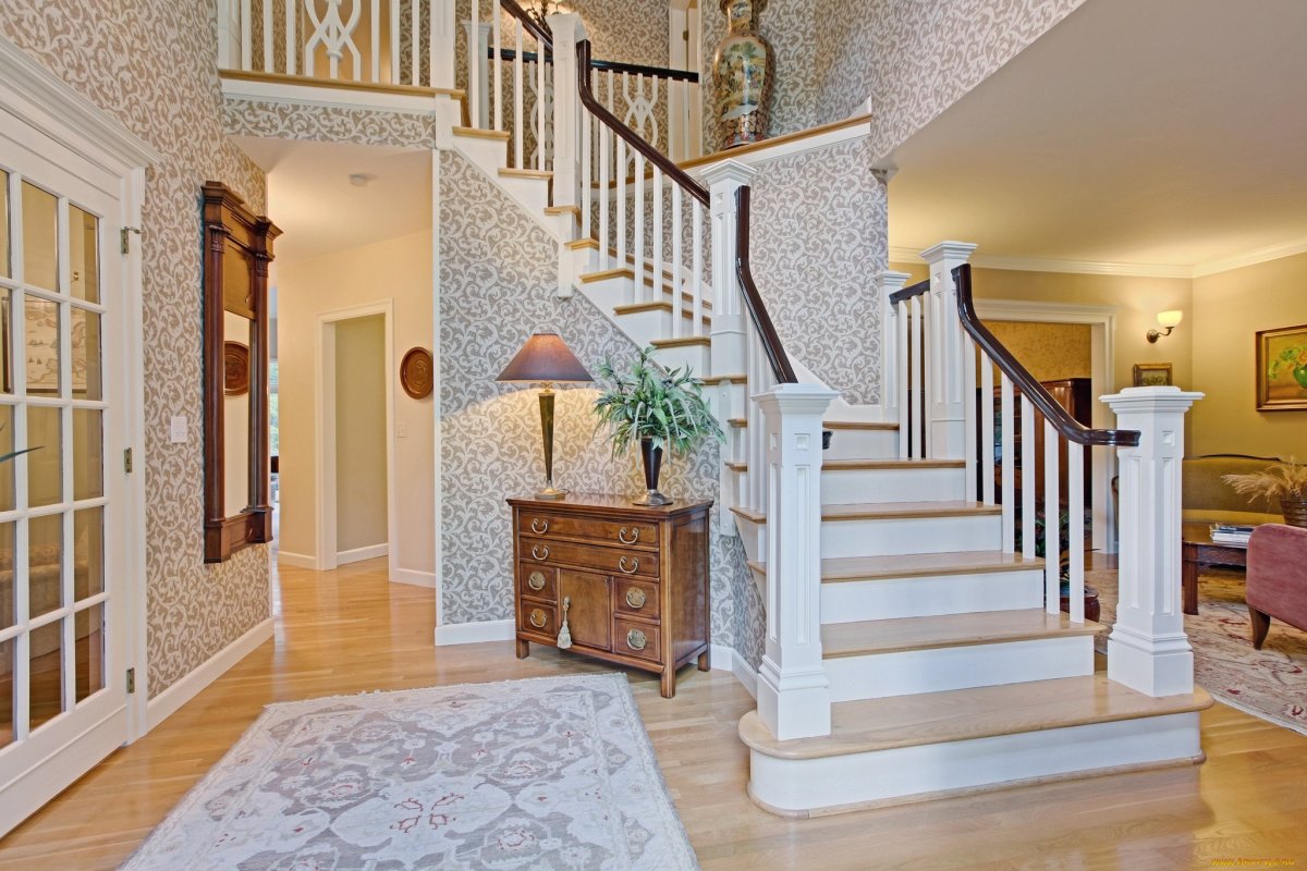 Интерьер холла с лестницей