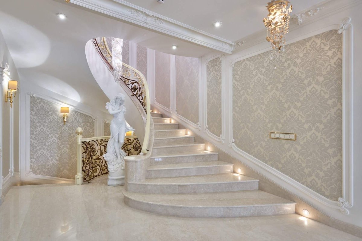Холл в классическом стиле в частном доме