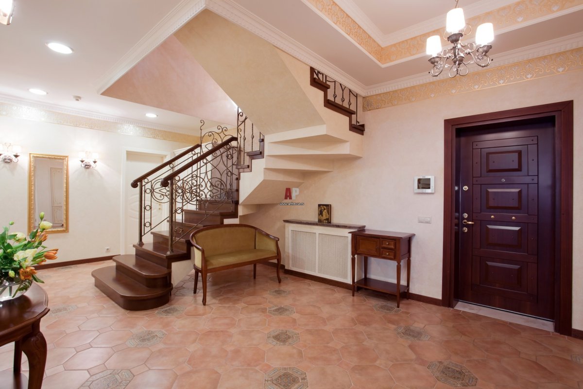 Интерьер холла с лестницей