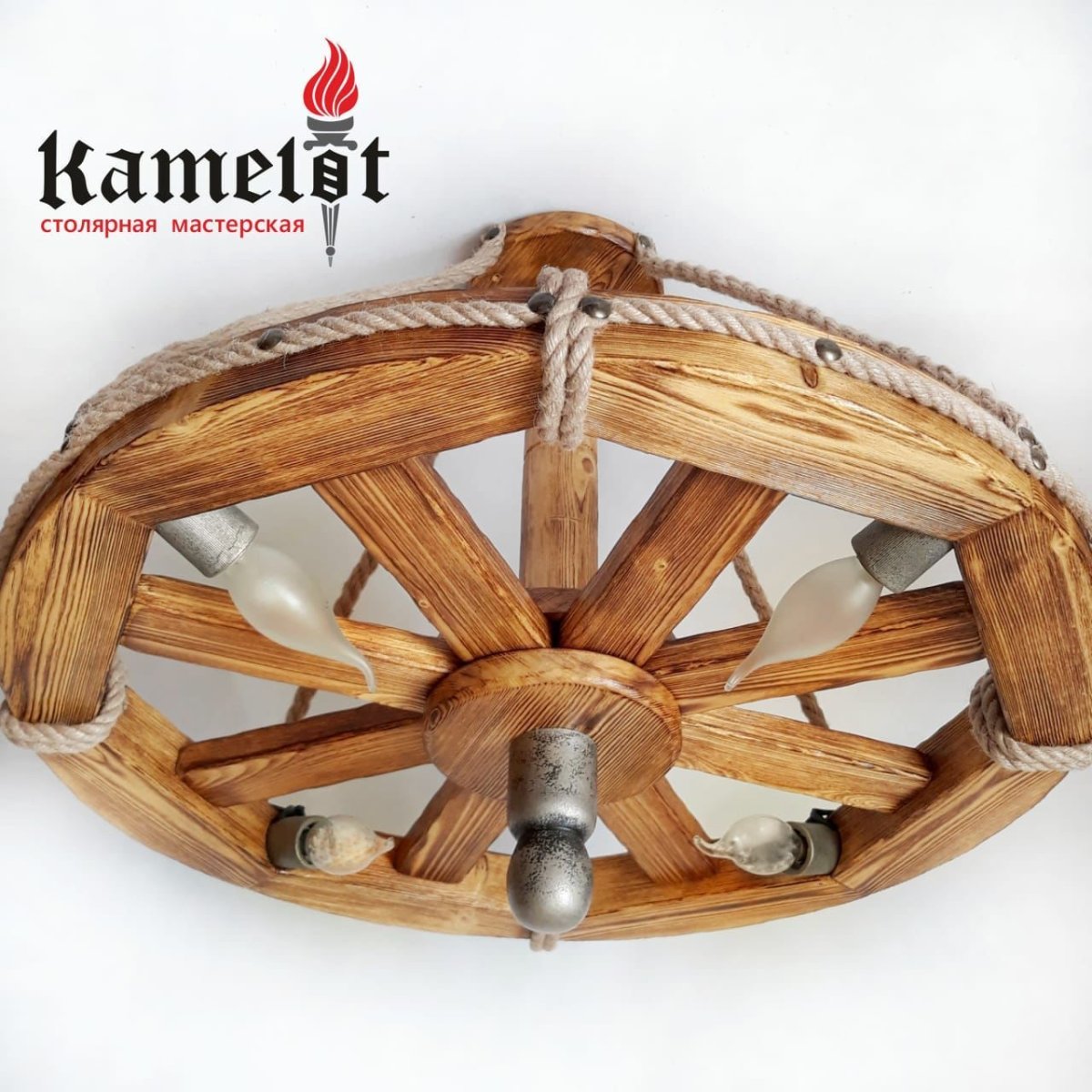 Деревянная люстра колесо