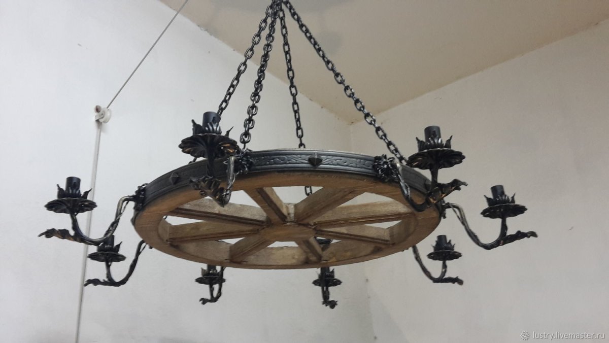 Деревянная люстра колесо