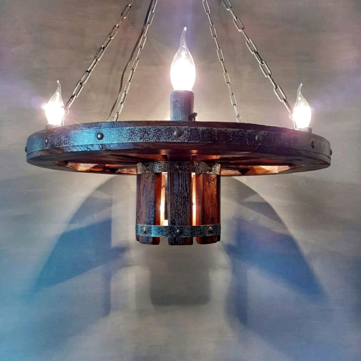 Люстра из колеса от телеги