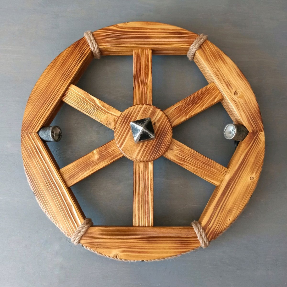 Колесо от телеги светильник