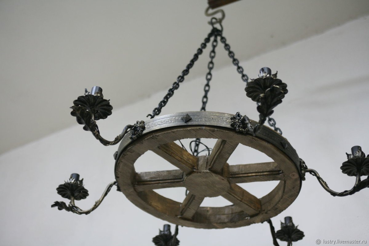 Люстра из колеса от телеги