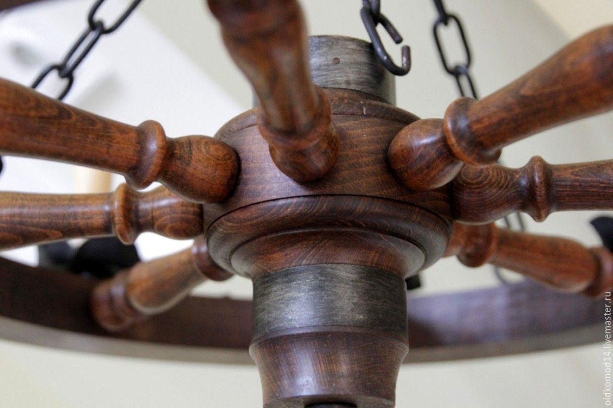 Светильник из деревянного колеса