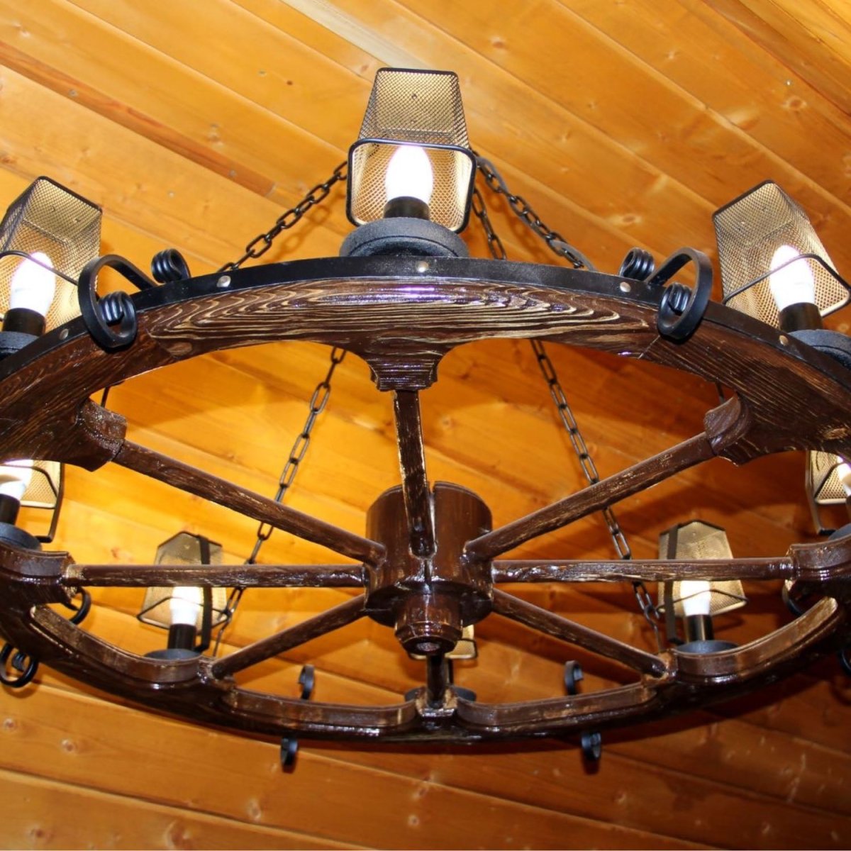 Люстра колесо из дерева