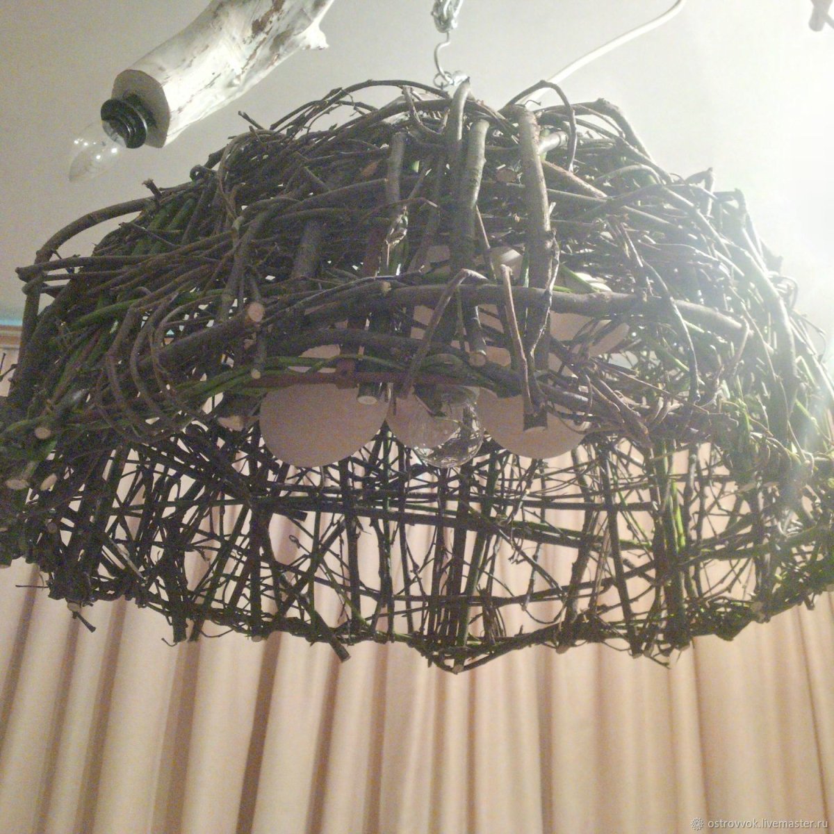 Декор потолка ветками