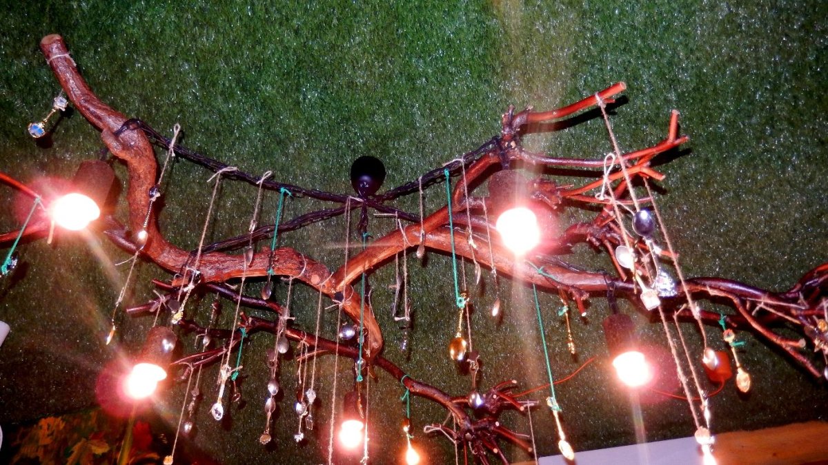 Люстра из веток