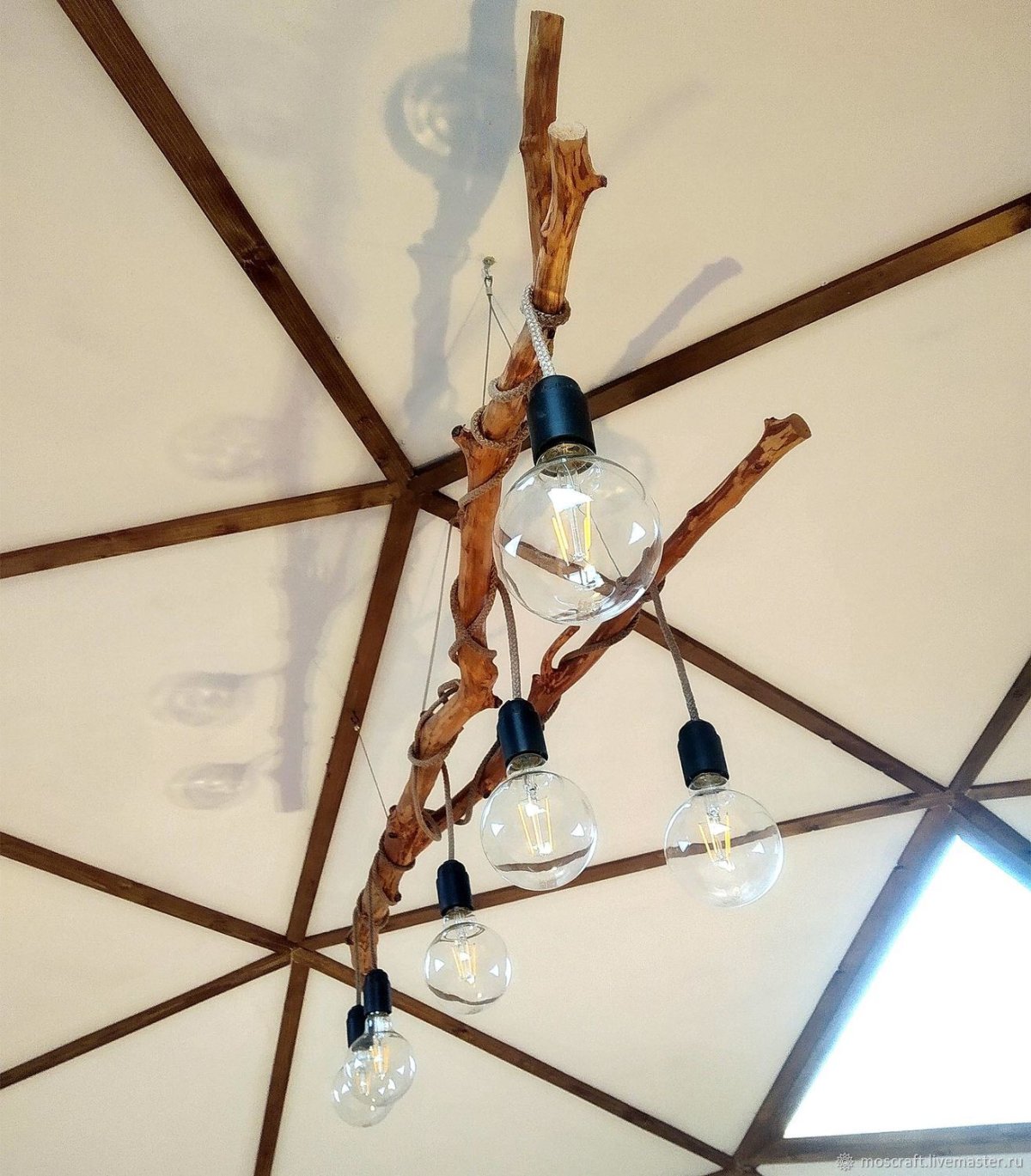 Светильник потолочный из веток