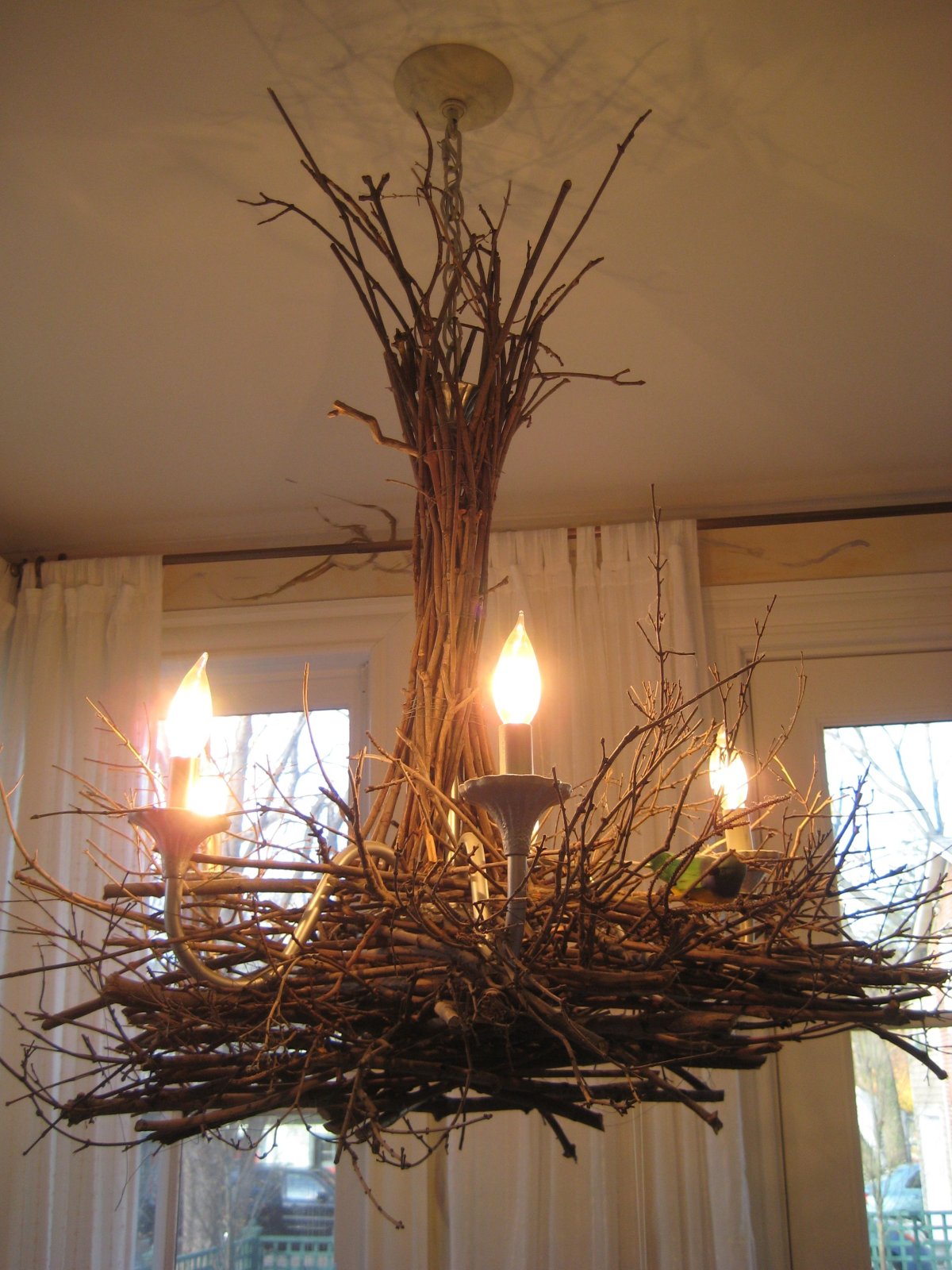 Люстра из веток