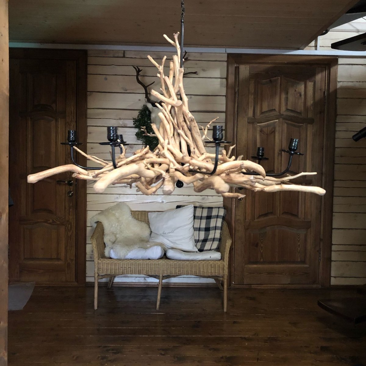 Люстра из веток